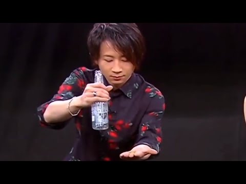 刘谦放大招 啤酒瓶盖瞬间从瓶底穿透 至今无人破解【周日我最大】