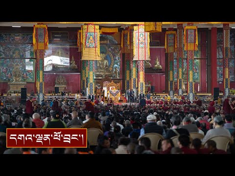 ལྔ་མཆོད་ཆེན་མོའི་མཆོད་འབུལ་གྱི་ཚོགས་མགོན་དུ་ཆིབས་སྒྱུར་དང་། བཀའ་དྲིན་རྗེས་དྲན་གྱི་གཟེངས་རྟགས་ཕུལ་བ།