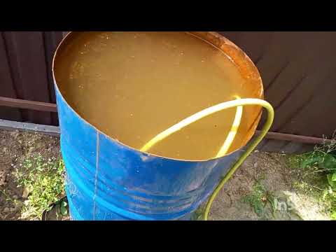 Полив из бочки без насоса и лейки .