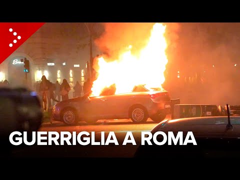 Guerriglia a Roma dopo il corteo nazionale pro Pal: auto data a fuoco, polizia risponde con idrante