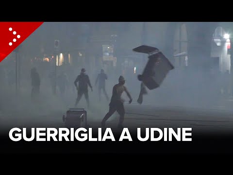 Italia-Israele, guerriglia a Udine: manifestanti a volto coperto ingaggiano scontri con la polizia