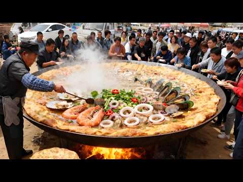 青岛海边农村大爷卖海鲜烩饼，自带海鲜加工费仅8元，顾客抢着吃好像到了印度街头#麦总去哪吃