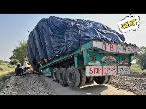 “Massive 22-Wheel Overloaded Trala Crashes Under Heavy Wood Load – Mechanic Pulls Off Incredible Fix