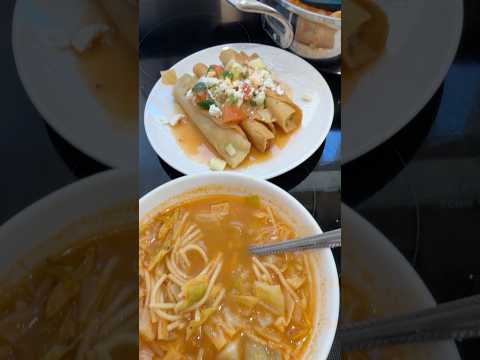 Sopa de pasta con repollo y tacos dorados lo mejor de lo mejor en esta época del año #receta