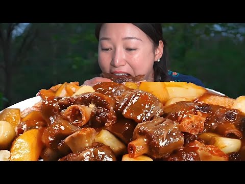 小雨今天做辣滷牛排骨，手臂長的牛排抱著啃，享受手抓牛排的快樂【市民朱小雨】