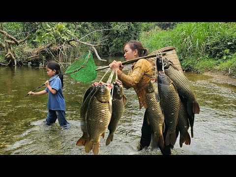 Traditional Fishing Techniques - A Single Mother and Daughter Catch Big Fish Using Many Skills