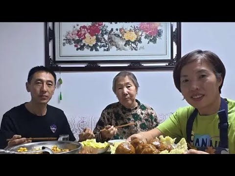 婆婆煮大碴粥媳妇做红烧狮子头，老公焯个冻白菜，有荤有素吃挺香 #记录真实生活 #美食