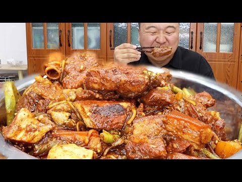 Pork Ribs, Potatoes And Vermicelli Stewed In One Pot Are So Happy. The Bibimbap Is So Delicious！