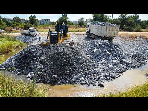 Excellent job Powerful dozer pushing stones to fill the lake!! 10-wheel truck use stone