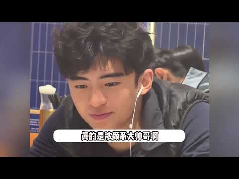 谢霆锋大儿子Lucas现身深圳餐厅，在人群中帅的很显眼，五官更像爸爸