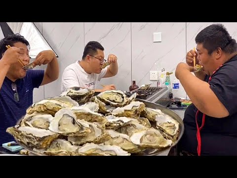 Half a pound of raw oysters, the fat guy treated his friends with garlic oysters