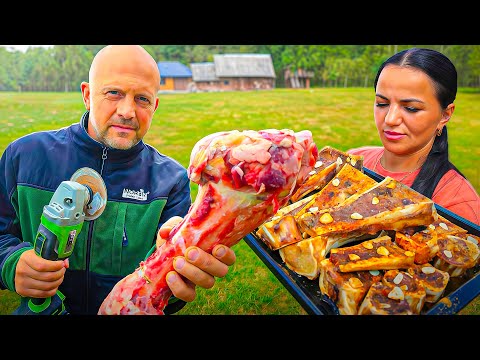A family lives alone in the middle of the forest. Cooking beef bones like in a restaurant 🍖