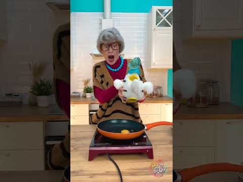 おばあちゃんのキッチンに入った瞬間、聞いたことを後悔する！😂🍲