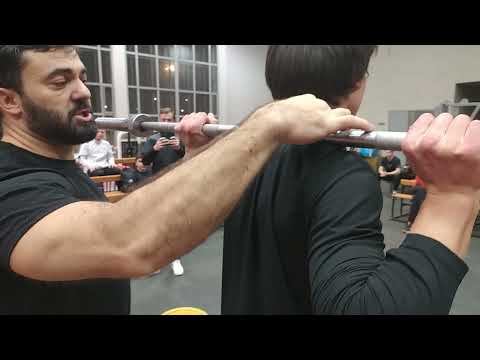 Штангист учит правильно приседать.