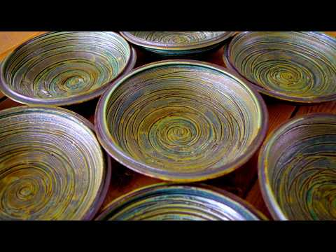 Making pottery with Oribe glaze. [Japanese pottery]