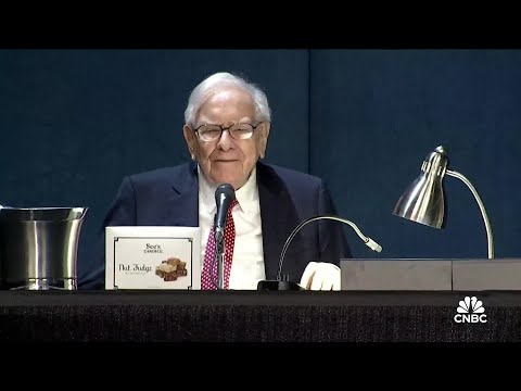 Buffett kicks off 2024 Berkshire Hathaway annual meeting after emotional tribute to Charlie Munger