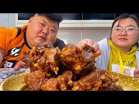 58元能买一盆大骨头，猴哥给媳妇酱大骨吃，猴嫂啃的也太馋人了！【胖猴仔】