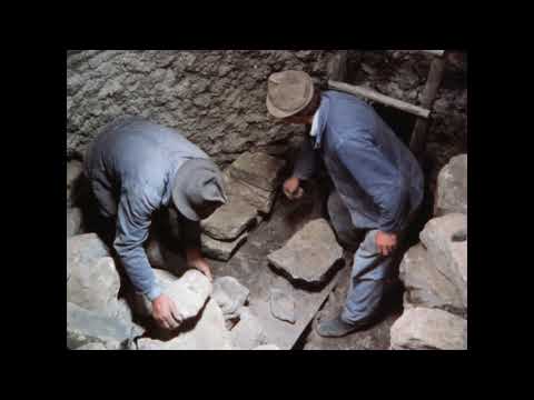 Bäuerliche Kalkbrennerei. Teil 1: Setzen des Feuerungsgewölbes und Füllen des Ofens