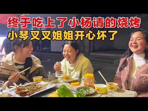 Little Qinchacha was so happy she couldn't stop smiling; she finally got to eat the barbecue that...