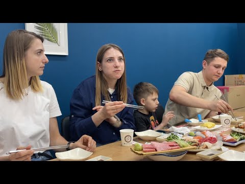 (ENG SUB) Eating Korean Hwe for the first time, my sister didn't know that the tuna was red