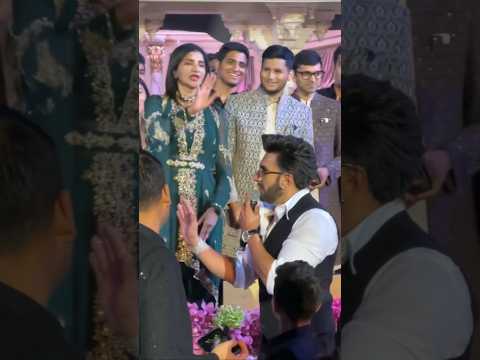 Ranveer Singh selfie obsession at wedding #ranveersingh #wedding #bollywood #entertainment