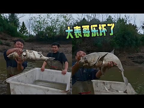 今天包下壹位爺爺的魚塘，聽說十多年都沒有幹過了，裏面的魚能有多大？#護外 #農村生活 #大表哥