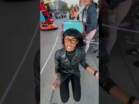 Edna loves Disneyland 😂🤣