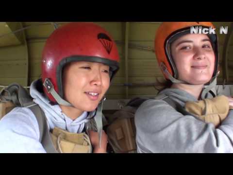 Первый прыжок с парашютом. Страх в лицах.