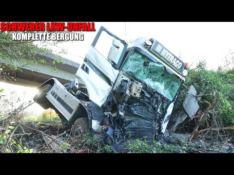 [SCHWERER LKW-UNFALL MIT AUFWENDIGER BERGUNG!] - LKW umgestürzt ~ Mehrere Tonnen Schotter auf A44 -