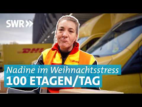 Paketzustellerin in der Vorweihnachtszeit