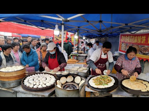 中国山东大早市：菜煎饼二十种蔬菜可选，肉夹馍摊主双手剁肉，加5个鸡蛋的煎饼果子，现宰活鱼，大煎饼直径足有一米，老济南酥锅咸甜酸口，各式营养粥，煎包蒸包油条肉火烧，简直是碳水天堂！#美食 #早市#市集