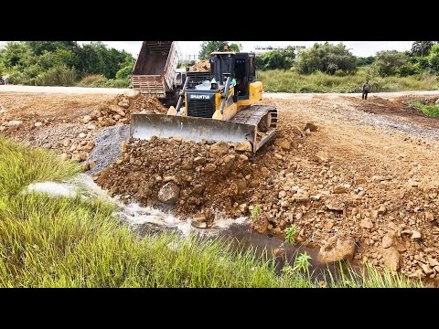 Beautiful Work! High Technique SHANTUI Bulldozer Puah Stone Mix Rocks With Many Dump Trucks