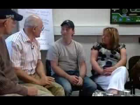 menschen auf dem weg zum idiotentest