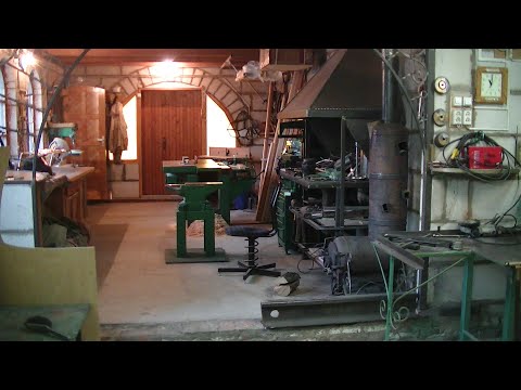 An extraordinary workshop of homemade machines. Carpentry, forge and metalworking in your own yard.