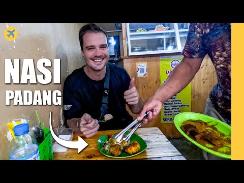 Bule eats Indonesian foods for the 1st time (Nasi Padang, Rendang, Gado2, Seblak, Rawon and more!)