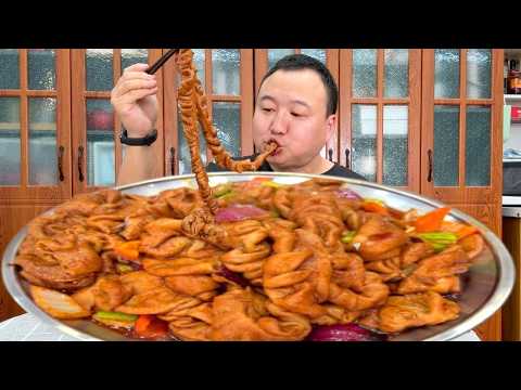 🔥【溜肥肠真香警告】这溜肥肠拌饭太销魂，阿强吃到瞳孔地震猛扒饭！一口魂飞颤音叫绝！