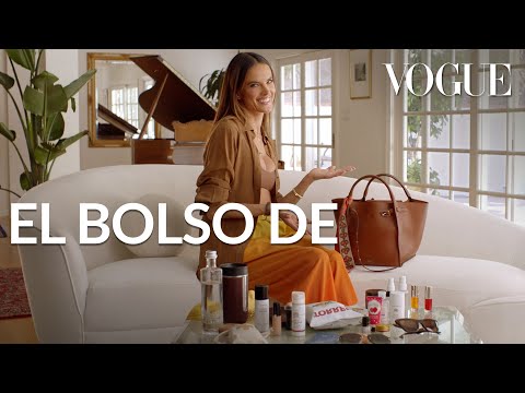 El bolso de Alessandra Ambrosio es el de una mujer precavida y picante |Vogue México y Latinoamérica