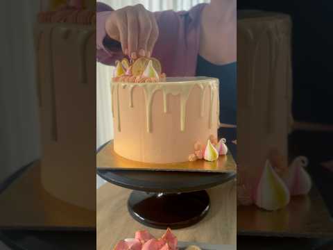 Decorate this drip cake with me 🫶🏼 #cakedecorating #dripcake
