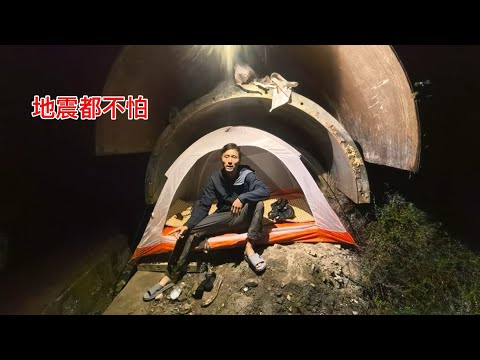 骑行西藏丙察察史诗级烂路，晚上住进末日堡垒小屋，安全又防雨