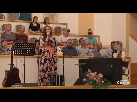 В окно мальчишка смотрит с грустью / Стихотворение