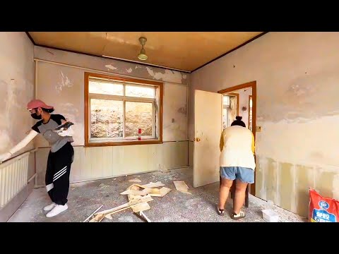 Two talented girls bought an old house in a seaside town and restored it