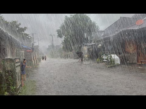 The biggest rainstorm in history in the village, strong winds hit and flooded the village roads