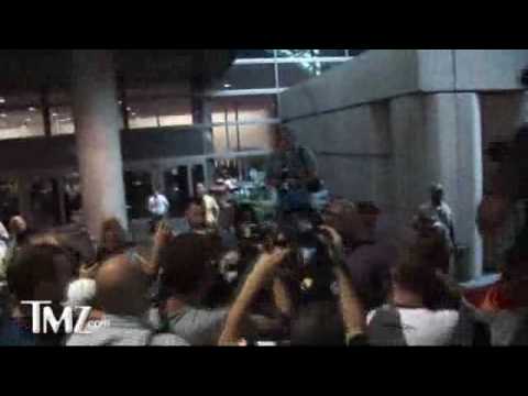 Jennifer Aniston Causing Paparazzi Chaos at LAX