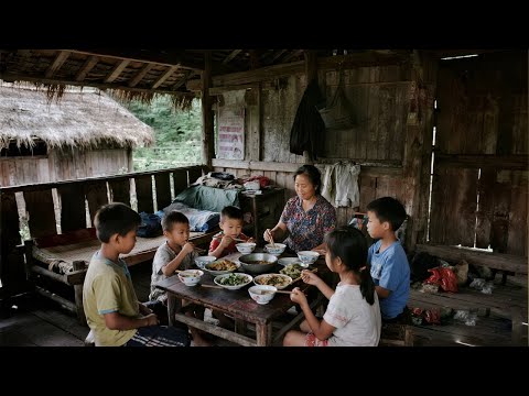 【一家七口隐居深山】饭后妈妈去后山干活，家里留姐姐照顾妹妹，一家七口隐居的幸福生活！#农村生活#vlog