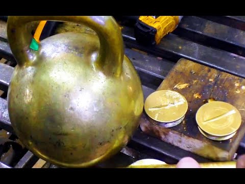 Обнаружил и вскрыл тайник в древней, пудовой гире.