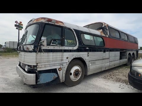 Scenicruiser bus rescue.  Detroit Diesel 8v71 will it start? Retired greyhound bus.