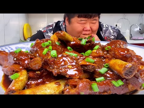 Brother Monkey makes a 10-pound pork rib stew, and eats the ribs and rice until you’re full!