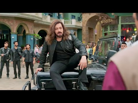 بيمثل انه غلبان قدام البنت اللى بيحبها بس لما العصابه بتهجم عليها بيتحول عليهم وبتتصدم انه وحش عنيف