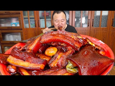 🔥【把子肉】阿强这锅把子肉太顶了，尖椒鹌鹑蛋配浓油赤酱，滋滋冒油拌饭直接香迷糊！