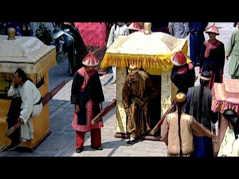 貪官們偷摸擺宴大吃大喝，哪知皇上坐在旁邊啃燒餅，全都看了個遍！